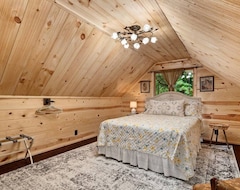 Cijela kuća/apartman Rustic Cabin With Vintage Charm, Hot Tub And Fire Pit. One Mile To Snow Trails. (Mansfield, Sjedinjene Američke Države)