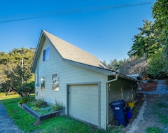Entire House / Apartment New Listing!- Cozy And Comfortable Coastal Cottage! Dog-friendly Too! (Port Orford, USA)