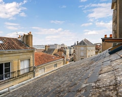 Cijela kuća/apartman In The Heart Of The City Of Politiers Awaited You This Charming And Cozy Attic Apartment. (Poitiers, Francuska)