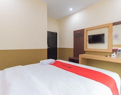 Hotel RedDoorz Plus @ La Asiana Guest House (Cirebon, Indonesia)