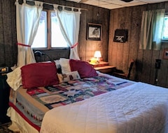 Hotel Calling All Skiers, 6 Miles From Whiteface. Pet Friendly. Ranch Home. Wifi. (Jay, USA)