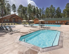 Hotel Family Friendly Condo W/ Fireplace, Resort Pool, Full Kitchen & Balcony (Pinetop-Lakeside, USA)