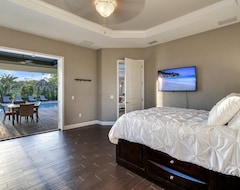 Toàn bộ căn nhà/căn hộ New! Private Luxury Lakefront Mansion W/ Pool/hot Tub & Game Room On Acreage (Thonotosassa, Hoa Kỳ)