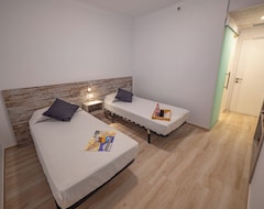Gloria Rooms 204 - One Bedroom Hotel, Sleeps 2 (Rosas, İspanya)