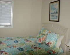 Hele huset/lejligheden Dog Friendly! Non-smoking. Cottage W/dock And Deep Water Access On Natural Canal (Ocean Isle Beach, USA)