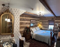 Entire House / Apartment Historic Log Cabin Fully Restored; Gourmet Kitchen & Much More! (Somerset, USA)