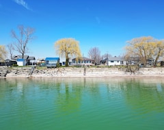Entire House / Apartment Waterfront Cottage On Lake Erie (Selkirk, Canada)