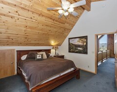 Hele huset/lejligheden Cloud Catcher: Walk To Bear Mtn! Luxury! Hot Tub! Pool Table! Tesla Charging Station! (Big Bear Lake, USA)