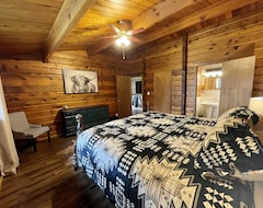 Toàn bộ căn nhà/căn hộ Rustic Log Home, 7 Minutes From Kananaskis (Black Diamond, Canada)