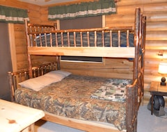 Entire House / Apartment Beautiful Ponderosa Pine Log Cabin - Northwoods Retreat On 10 Acres (Ladysmith, USA)