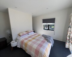 Entire House / Apartment Modern Beach House, Short Walk From The Beach. (Whangamata, New Zealand)
