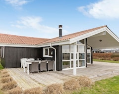 Toàn bộ căn nhà/căn hộ Family-friendly Vacation Home With Sauna And Inviting Garden. (Rønde, Đan Mạch)