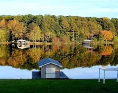 Entire House / Apartment Serene, Spacious Lakefront Home In A Quiet Cove (Bracey, USA)