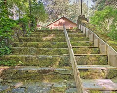 Koko talo/asunto New! Outdoor Adventure: Tranquil Creekside Retreat (Merlin, Amerikan Yhdysvallat)