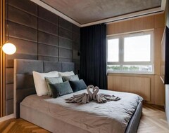 Tüm Ev/Apart Daire Sky Home- Wood Penthouse -manufaktura, Parking, Klimatyzacja, Dostęp Na Kod (Łódź, Polonya)