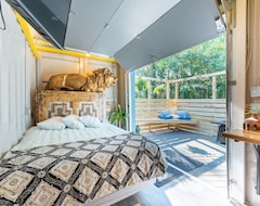 Entire House / Apartment Luxury Shipping Container That Is Dog Friendly. (Warrenton, USA)