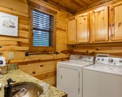 Hele huset/lejligheden Beautiful Luxury Cabin, Near Beavers Bend State Park. Hot Tub, Wifi, & More (Broken Bow, USA)