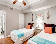 Entire House / Apartment Sleek Gulfport Condo With Ocean Views & Pool Access (Gulfport, USA)