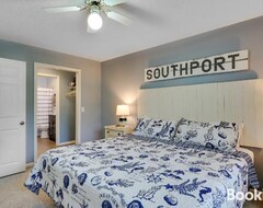 Koko talo/asunto Southport Resort Condo With Balcony,Pool&Beach Access (Oak Island, Amerikan Yhdysvallat)