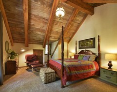 Toàn bộ căn nhà/căn hộ Enchanting Tudor Home Set In Tall Forest (Mount Shasta, Hoa Kỳ)