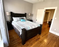 Hele huset/lejligheden Private Downtown Charles Town Condo W/ Laundry Above Abolitionist Ale Works #202 (Charles Town, USA)