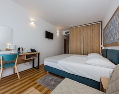 Hotel Medena Budget (Seget Donji, Croacia)