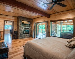 Hele huset/lejligheden Steam Spa, View , Game Room, Pool Table, Hot Tub, Outdoor Wood-burning Fireplace (Broken Bow, USA)