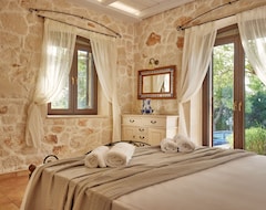 Koko talo/asunto Traditional Mediterranean Stone Built Villa with Private Pool! (Pantokratoras, Kreikka)