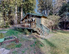 Toàn bộ căn nhà/căn hộ Cute Rustic Dog-friendly Cabin With Wood Stove, Deck, Streaming, & Forest Views (Sedro-Woolley, Hoa Kỳ)