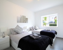 Hotelli Casa Scarlett, 2 Bedroom, Sleeps 5, Air-con & Communal Pool (Carvoeiro, Portugali)