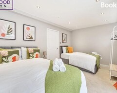 Cijela kuća/apartman Huge 5 Bed 3 Bath House For Contractors & Families, X2 Free Parking, Wifi & Netflix By Firoz Property Management (Farnborough, Ujedinjeno Kraljevstvo)