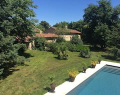 Toàn bộ căn nhà/căn hộ Family House, Heated Pool And Private Tennis Court, Countryside, Sleeps 18 (Saulgé, Pháp)