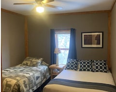 Entire House / Apartment Sauna-hot Tub Patio, Lakeview Cabins, Motel, Lake Tours, Boat Rental. Cabin 3 (Sioux Narrows, Canada)