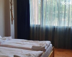 Koko talo/asunto 3 Bedroom Retro Apartment City (Blagoewgrad, Bulgaria)
