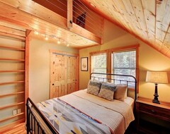 Toàn bộ căn nhà/căn hộ Lakewood Lodge: Timber-Beamed Waterfront Home With Dock, Boat Lift & Paddle Boards! (Sagle, Hoa Kỳ)
