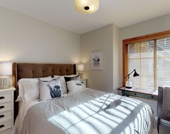 Hele huset/lejligheden Serene & Spacious 4 Br Townhome Near Green Lake W/ Private Hot Tub (Whistler, Canada)
