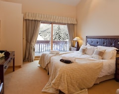 Otel The Hideaway Luxury 7 Bedroom Chalet, Pool & Spa (Les Houches, Fransa)