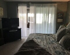 Entire House / Apartment Cozy Lake Cottage Just 5 Minutes On Paved Roads With Wow Lake Views & Sunsets (Manhattan, USA)