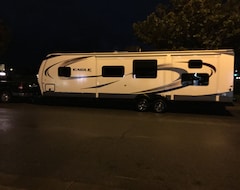 Hotel Spacious And Luxurious 37 Ft Rv Trailer (Hollister, USA)