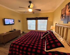 Hotel Lilly Pad @ Spring Brook Resort | Stunning Two Story | Ideal Multi-family Getaway (Wisconsin Dells, USA)