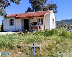 Koko talo/asunto Private Farm House In 80 Acres Land (Foca, Turkki)