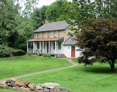 Toàn bộ căn nhà/căn hộ Circa 1790 Stone Farmhouse on 10 acres of your own Private Green Space (Narvon, Hoa Kỳ)