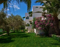 Khách sạn Studios Vrettos Beachfront Hotel (Plaka, Hy Lạp)