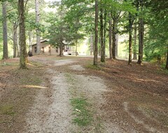 Koko talo/asunto Lake House On 14 Acre Stocked Lake. Fish, Boat, Or Just Relax. Your On Lake Time (Saulsbury, Amerikan Yhdysvallat)