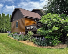 Entire House / Apartment Heritage Hideaway- Secluded Log Cabin (Chatfield, USA)