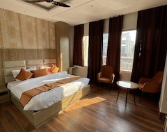 Hotel Crown Savoy (Amritsar, Indija)