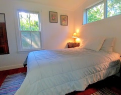 Hele huset/lejligheden In-town Walk To Everything! Pets Welcome! Adorable Home-screened Porch (Vineyard Haven, USA)