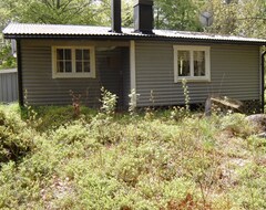 Tüm Ev/Apart Daire Cottage By The Lake Örsjön With Free Wi-fi And Its Own Private Rowing Boat (Hallaryd, İsveç)