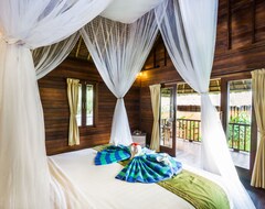 Hotel Laguna Reef Huts (Mushroom Bay, Indonesia)