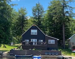Toàn bộ căn nhà/căn hộ Peaceful Cottage On The Water ~ Kayaks, Sup Boards, Paddle Boat, Hot Tub, Sauna (Russell, Hoa Kỳ)